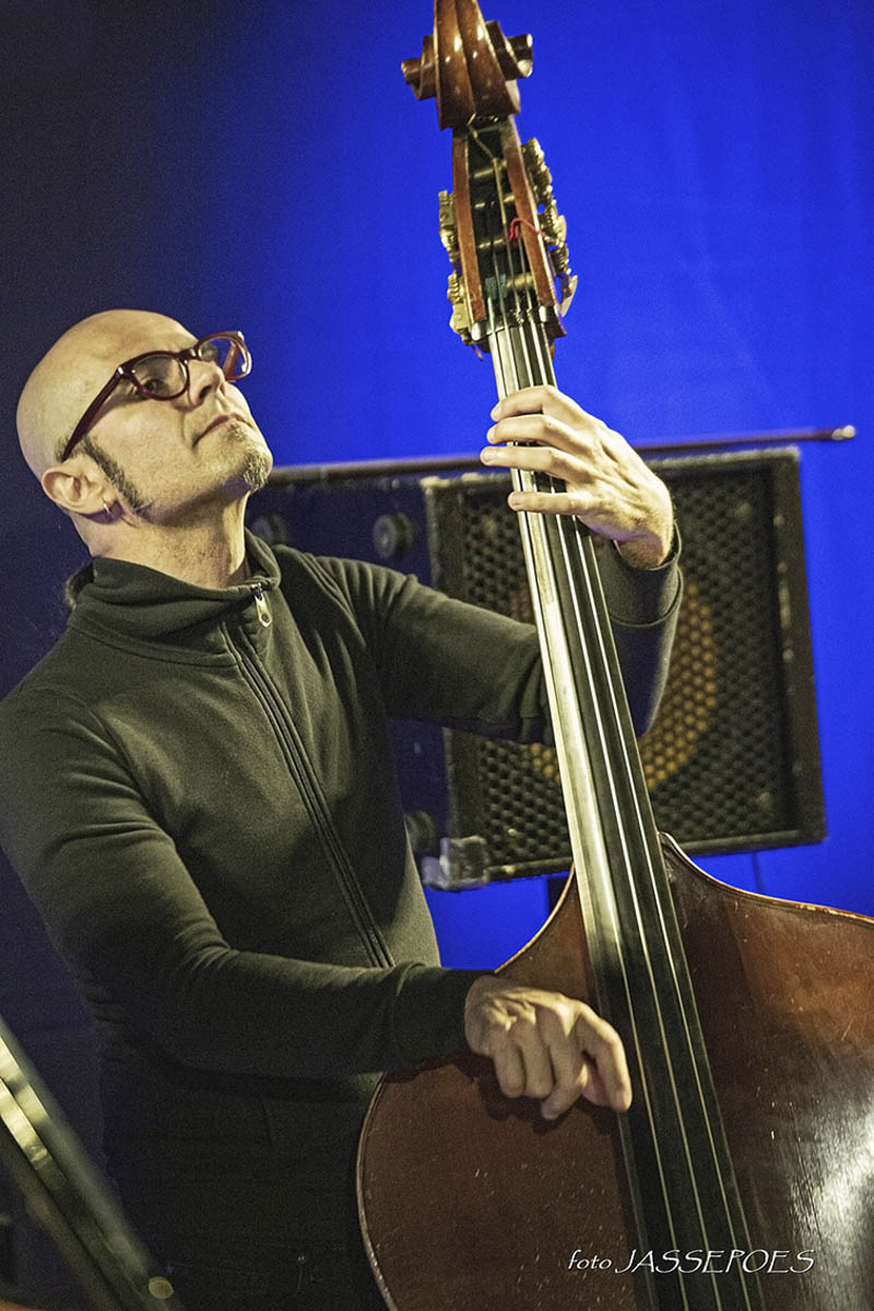 Bassist Manolo Cabras is één van de sterke bassisten in België, geboren in Sardinië