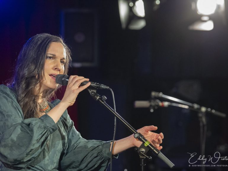 Simin Tander sensitief en imponerend met poëzie van vrouwen