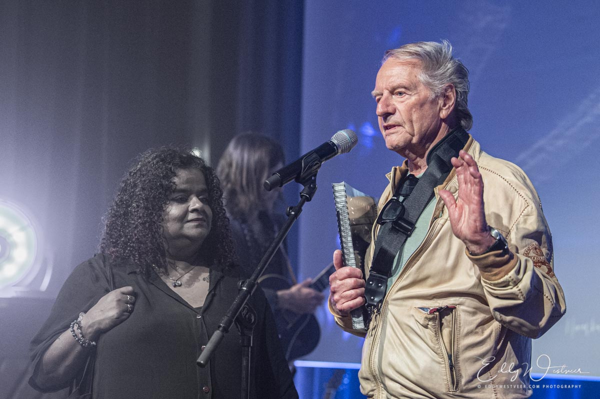 Hans Dullefr reikt eerste boek uit aan Ranjani