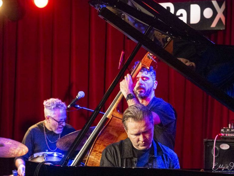 Petros Klampanis Trio diepzee-jazz zindert in de luwte
