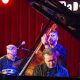 Petros Klampanis Trio diepzee-jazz zindert in de luwte