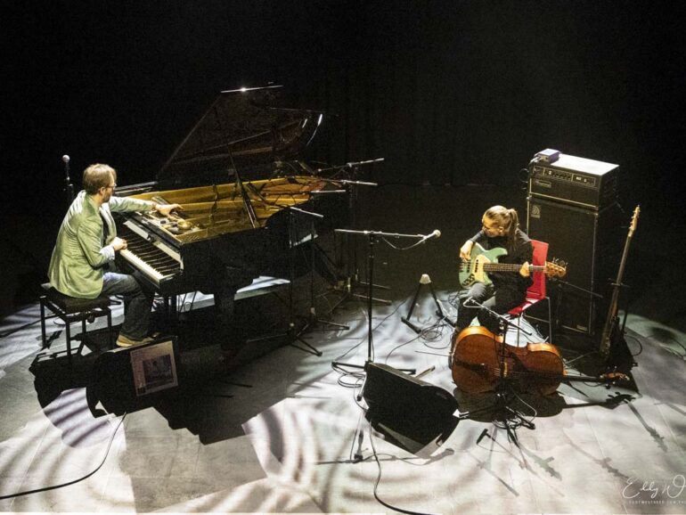 Tussen snaren en stilte: Helbock & Hofer kleuren de zondagmiddag