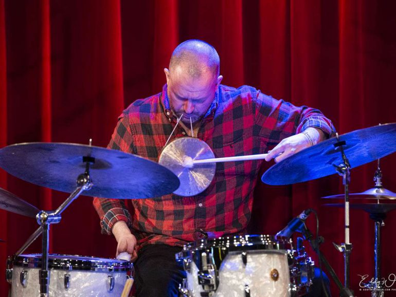 Gard Nilssen ontvlamt met zijn Acoustic Unity Quintet
