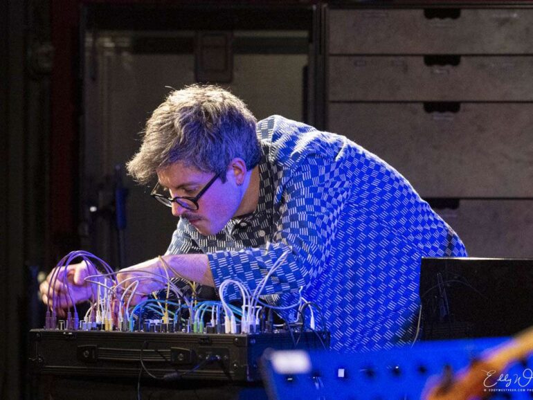 Tussen confetti en puin: Elliot Galvin bouwt een kathedraal van klank