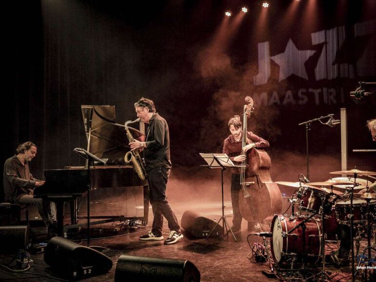 In Bowies schaduw: Yuri Honing opent een tijdloos universum