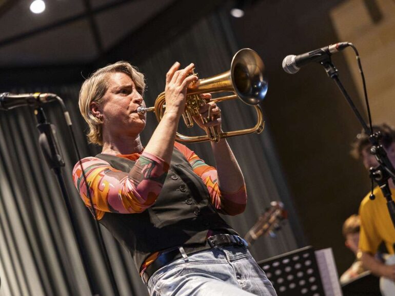 INJAZZTIGATE: Maite Hontelé laat twee bigbands bruisen in Bunde